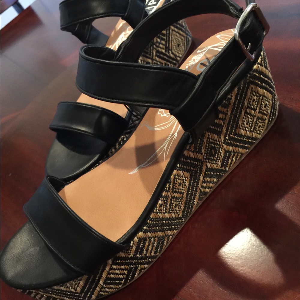 DV BRYNN Black Ankle Strap Wedge Sandals! - Picture 5 of 8